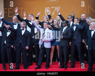 La distribution d'Expendables 3, incluant Sylvester Stallone, Mel Gibson, Harrison Ford, Kelsey Grammer, Dolph Lundgren, Wesley Snipes, Jason Stratham et Kellan Lutz arrivent sur le tapis rouge au Festival de Cannes le 18 mai 2014 à Cannes. Photo de Francis Specker Banque D'Images