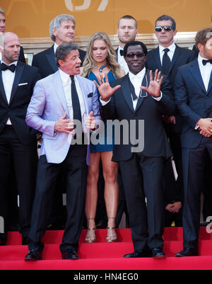 La distribution d'Expendables 3, incluant Sylvester Stallone, Mel Gibson, Harrison Ford, Kelsey Grammer, Dolph Lundgren, Wesley Snipes, Jason Stratham et Kellan Lutz arrivent sur le tapis rouge au Festival de Cannes le 18 mai 2014 à Cannes. Photo de Francis Specker Banque D'Images