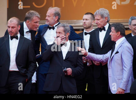 La distribution de pièces d'usure 3, y compris Sylvester Stallone, Mel Gibson, Harrison Ford, Kelsey Grammar, Dolph Lundgren, Wesley Snipes, Jason Stratham et Kellan Lutz arrivent sur le tapis rouge au Festival de Cannes le 18 mai 2014, à Cannes, France. Photo par Francis Specker Banque D'Images