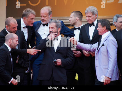 La distribution de pièces d'usure 3, y compris Sylvester Stallone, Mel Gibson, Harrison Ford, Kelsey Grammar, Dolph Lundgren, Wesley Snipes, Jason Stratham et Kellan Lutz arrivent sur le tapis rouge au Festival de Cannes le 18 mai 2014, à Cannes, France. Photo par Francis Specker Banque D'Images