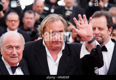 Le Président de la FIFA, Sepp Blatter, directeur Gérard Depardieu et Frédéric Auburtin assister à la première de The Homesman au Festival de Cannes le 18 mai 2014, à Cannes, France. Photo par Francis Specker Banque D'Images