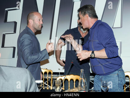 Jason Stratham, gauche, Mel Gibson, centre, et Sylvester Stallone à l'usure 3 conférence de presse au Festival de Cannes le 18 mai 2014, à Cannes, France. Photo par Francis Specker Banque D'Images