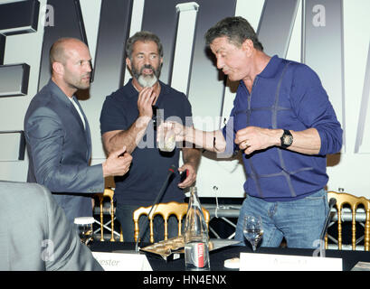 Jason Stratham, gauche, Mel Gibson, centre, et Sylvester Stallone à l'usure 3 conférence de presse au Festival de Cannes le 18 mai 2014, à Cannes, France. Photo par Francis Specker Banque D'Images