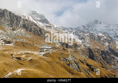 Aoste, ITALIE - 22 OCTOBRE 2016 : refuge Arp dans la vallée d'Ayas. Randonnée en haute montagne. Couleurs d'automne dans l'après-midi. Banque D'Images