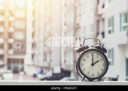 2 o'clock Horloge avec l'horloge rétro arrière-plan de condominium. Banque D'Images