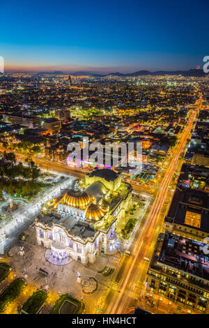 Vue de la ville de Mexico de Torre LatinoAmericana. La ville de Mexico est la zone densément peuplée de haute altitude, capitale du Mexique. Banque D'Images