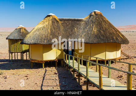 Sossus Dune Lodge est niché contre les basses montagnes dans le Namib-Naukluft National Park en Namibie. Banque D'Images