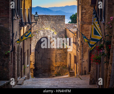 Volterra, connu des anciens Etrusques comme Velathri, aux romains comme Volaterrae, est une commune de la région de la Toscane en Italie. Banque D'Images