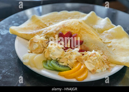 Crêpe aux fruits exotiques avec de la crème glacée Banque D'Images