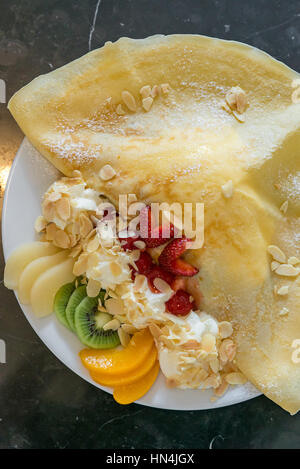 Crêpe aux fruits exotiques avec de la crème glacée Banque D'Images