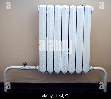 Radiateur Chauffage radiateur.avec thermostat. La liaison se fait à travers le mur Banque D'Images