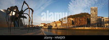 Espagne : fleuve Nervion et l'horizon de Bilbao avec vue de la sculpture Maman, une araignée géante faite par l'artiste français Louise Bourgeois Banque D'Images