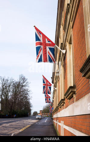 Drapeaux de l'Union à l'extérieur de l''hippodrome d''Ascot Berkshire UK Février 2017 Banque D'Images