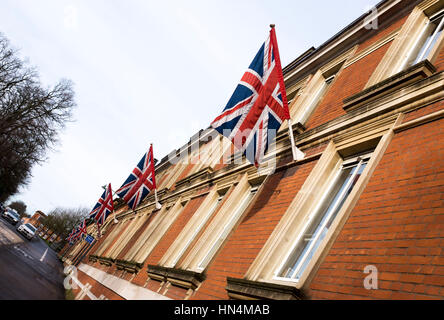 Union Flags à l'extérieur de l'hippodrome d'Ascot dans le Berkshire Royaume-Uni Banque D'Images