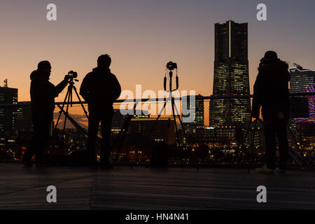 Les photographes prennent des photos du coucher de soleil sur les gratte-ciel de Yokohama depuis l'embarcadère d'Osanbashi à Yokohama, Kanagawa, Japon. Banque D'Images