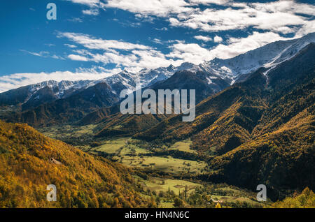 Vallée de la rivière Enguri avec de petits villages géorgiens à l'oot de montagnes de Svaneti éventail dans Upper Svaneti, Géorgie Banque D'Images