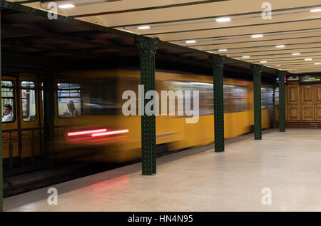 Train qui passe dans le métro de Budapest Banque D'Images