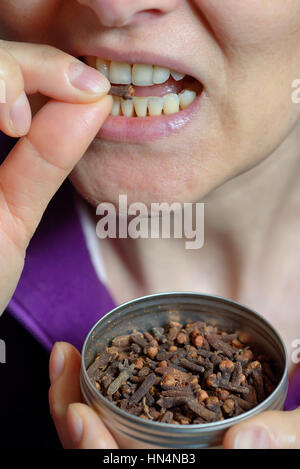 Femme de mâcher de girofle séchés spice pour l'haleine fraîche Banque D'Images