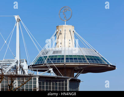 Hanovre, Allemagne - Mars 6th, 2013 : Panorama tower restaurant au-dessus de la convention center de parc d'exposition de Hanovre avec le logo de la Deutsche Messe AG o Banque D'Images