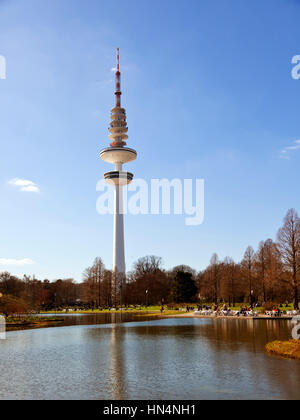 Hambourg, Allemagne - 20 Avril 2013 : Heinrich-Hertz-Turm, la tour de télécommunication radio à Hambourg, vu de l'ancien jardin botanique. 279 mètres t Banque D'Images