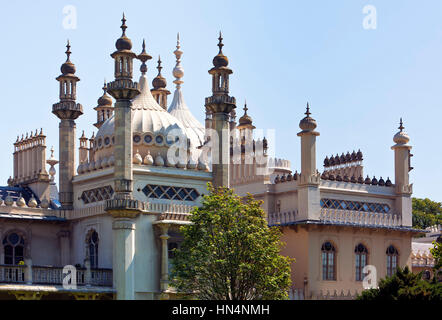 Brighton, East Sussex, UK - 16 mai 2014 : les dômes et les clochers de la Royal Pavilion à Brighton. John Nash, le concepteur a créé le style Indo-Saracenic pala Banque D'Images