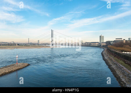 Düsseldorf, Allemagne - le 20 janvier 2017 : De l'une des passages piétonniers chauffés dans le nouveau port des médias on a une vue spectaculaire sur la rivière Rhin le parlement local de NRW et les toits de la vieille ville Banque D'Images