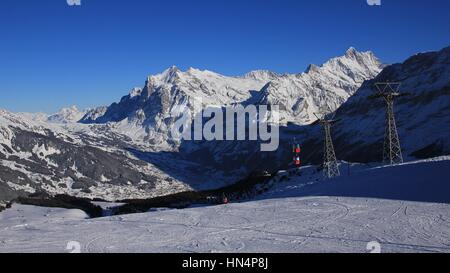 Pente de ski, téléphérique et montagnes couvertes de neige Finsteraarhorn et noué. Jour de ski à Grindelwald, Suisse. Banque D'Images