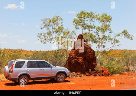 Voiture avec moteur SUV et une termitière Spinifex, Pilbara, Australie occidentale. Banque D'Images