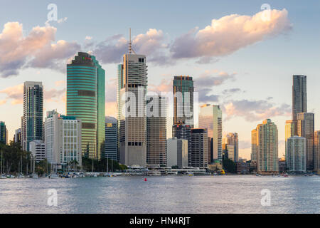 Brisbane, Australie - 25 septembre 2016 : voir l'horizon de la ville de Brisbane et Brisbane River au coucher du soleil. Banque D'Images