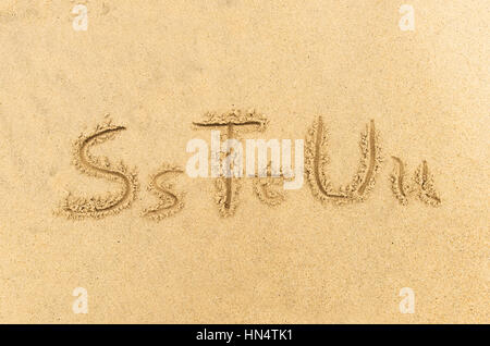 Lettres alphabet manuscrit dans le sable sur la plage Banque D'Images