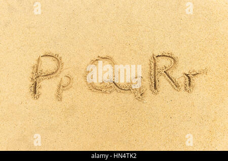 Lettres alphabet manuscrit dans le sable sur la plage Banque D'Images