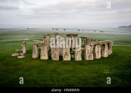 Photo de fichier en date du 07/09/16 d'une vue aérienne de Stonehenge dans le Wiltshire, puisque les plans d'un tunnel passé Stonehenge pourrait reconnecter l'ancien paysage "extraordinaire" qui est coupé par une route très fréquentée, le patrimoine des groupes ont dit. Banque D'Images