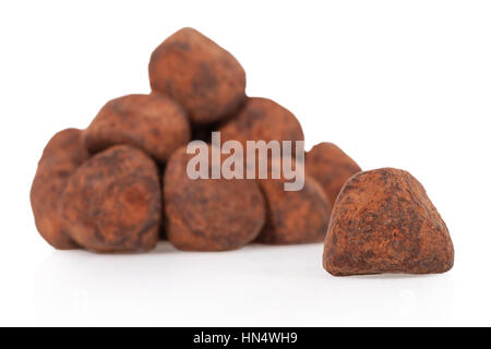 Truffes au chocolat isolé sur fond blanc Banque D'Images