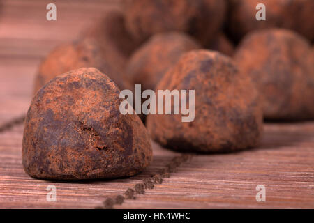 Truffes au chocolat noir recouvert de poudre de cannelle Banque D'Images