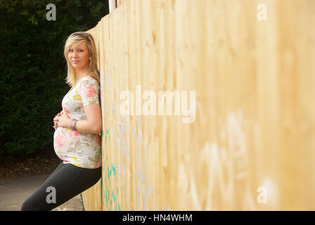 Jolie blonde enceinte haired young woman outdoors Banque D'Images