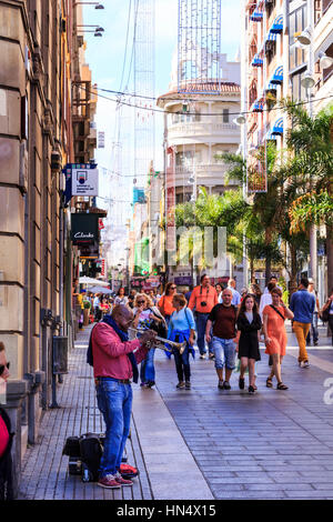 Musicien ambulant sur la calle del Castillo, Santa Cruz de Tenerife, Tenerife Banque D'Images