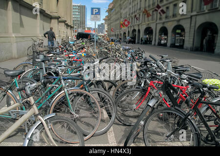 Beaucoup de beaux vélos dans le grand parking Banque D'Images