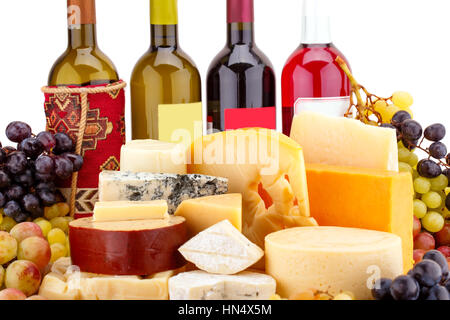 Différents types de fromages, de vins et de raisins photo gros plan sur planche de bois. Banque D'Images