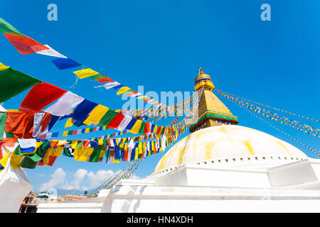 Les drapeaux de prières sur blanc deuxième niveau de Stupa Boudhanath à Katmandou, au Népal, le 23 octobre 2013. L'horizontale Banque D'Images