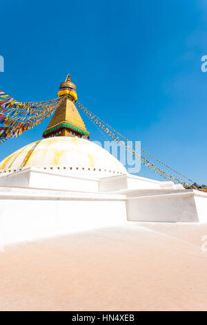 Socle blanc et deuxième niveau plate-forme prenant en regard de la spire au Stupa Boudhanath à Katmandou, au Népal. La verticale Banque D'Images