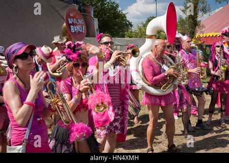 GLASTONBURY, Royaume-Uni - Juin 26, 2010 : Des musiciens jouant des instruments en laiton habillés dans le 26 juin 2010 au festival de Glastonbury. La bande se déplacer le site Banque D'Images