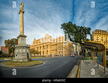 Le général Juan Lavalle Colonne dans Plaza Lavalle Banque D'Images