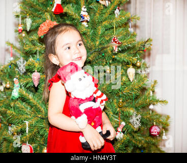 Portrait d'fazakh, fille enfant asiatique autour d'un arbre de Noël décoré. Kid en vacances nouvelle année Banque D'Images