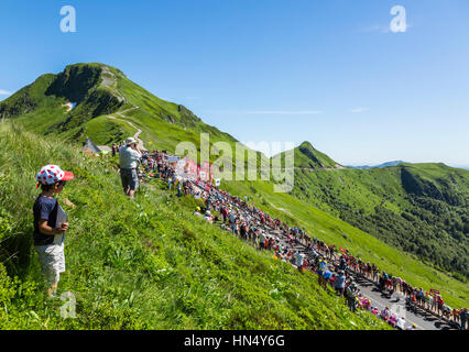 Le Pas de Peyrol, France - Juillet 6,2016 : Le peloton à cheval sur la route de Pas de Pyerol (Puy Mary) dans le Cantal, dans le Massif Central au cours de la phase 5 de Banque D'Images