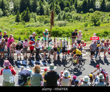 Le Pas de Peyrol, France - Juillet 6,2016 : Le cycliste Slovaque Peter Sagan de l'équipe Tinkoff en maillot jaune à cheval sur la route de Pas de Pyerol (Puy Mary) dans Banque D'Images