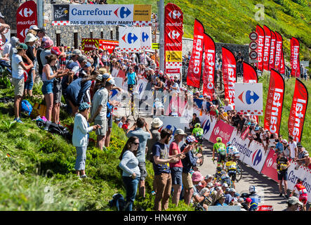 Le Pas de Peyrol, France - Juillet 6,2016 : Le peloton à cheval sur la route de Pas de Pyerol (Puy Mary) dans le Cantal, dans le Massif Central au cours de la phase 5 de Banque D'Images