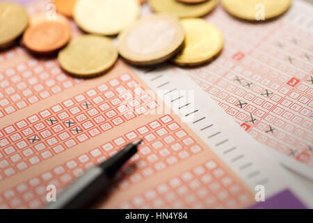 Billets de loterie avec coins et pen Banque D'Images