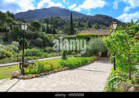 Soller, Majorque, îles Baléares, Espagne - CIRCA MAI 2016 : Valldemossa ville sur l'île de Majorque, Îles Baléares dans la mer Méditerranée, Banque D'Images