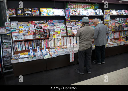 Boutique, magasin de vente de bandes dessinées, livres, revues dans shopping mall, Hiroshima, Japon, Asie. Personnes âgées Les hommes japonais reading magazine Banque D'Images