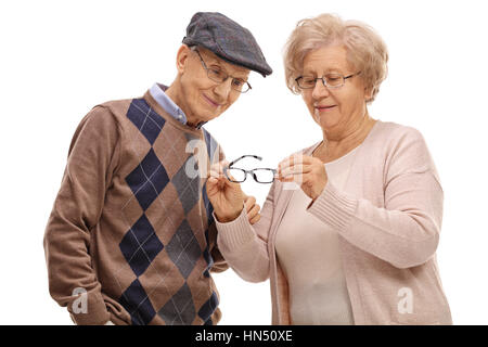 Les aînés à la recherche lors d'une paire de lunettes isolé sur fond blanc Banque D'Images